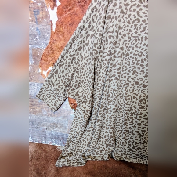 La Miel Leopard Print Drop Shoulder Tee - Picture 3 of 16